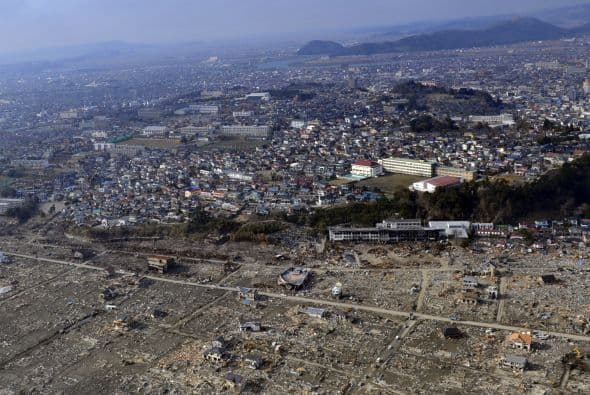 El primer ministro de Japón se comprometió el viernes a ganar la batalla contra el calentamiento excesivo en una planta nuclear, aún cuando autoridades de seguridad atómica plantearon dudas sobre la exactitud de las mediciones de radiación efectuadas en el complejo y expertos en el tema nuclear advierten que la contaminación perdurará por largo tiempo en la zona impactada por el terremoto y posterior tsunami del 11 de marzo.