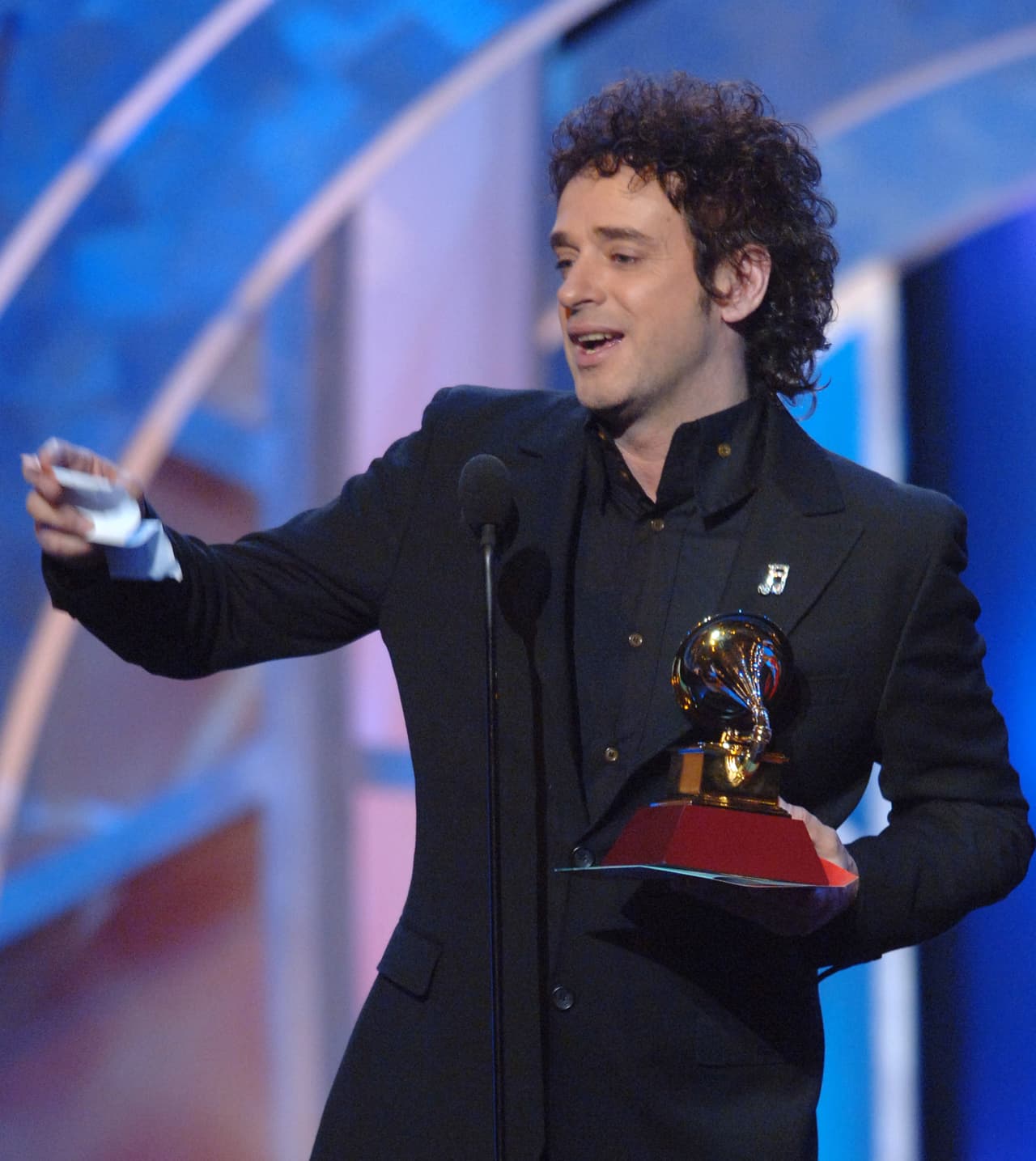 El argentino Gustavo Cerati acumuló dos galardones, el primero como Mejor Álbum por 'Ahí vamos' y 'Mejor Canción de Rock' por 'Crimen'.