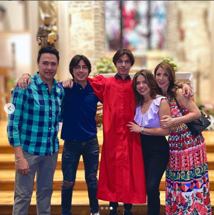 "
<b>Días de celebración y agradecimiento</b> inmenso a Dios por permitirnos llegar a este momento acompañando a nuestro hijo, rodeado de sus amigos que se convierten en familia después de tantos años estudiando y conviviendo (kinder- highschool)", escribió la orgullosa madre. 
<br>