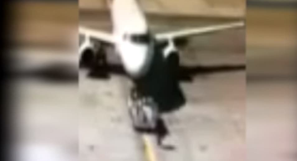 ¡Hombre se lanza a la pista para detener vuelo!