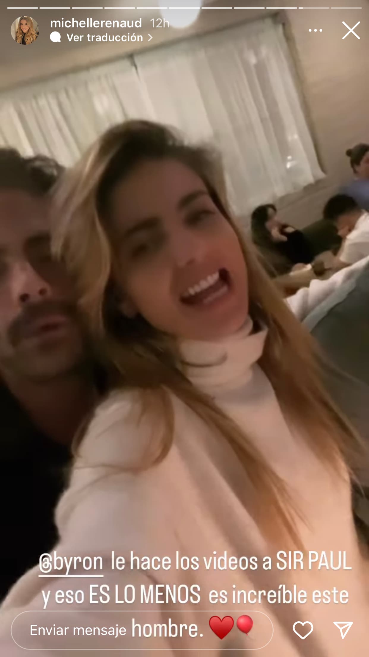 En ellas, en un momento el actor recarga su cabeza en la de ella por algunos segundos en lo que parece ser una reunión con otras personas.