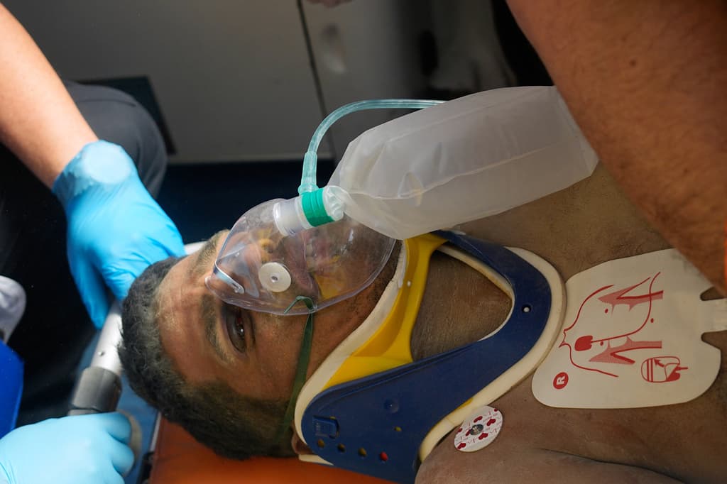 Los equipos de rescate atienden a Hernán Gil Flores tras ser sacado de entre los escombros ocho días después de quedar atrapado por los dos terremotos que azotaron Catia La Mar, Venezuela, el jueves 2 de julio de 2026. (AP Foto/Fernando Vergara)