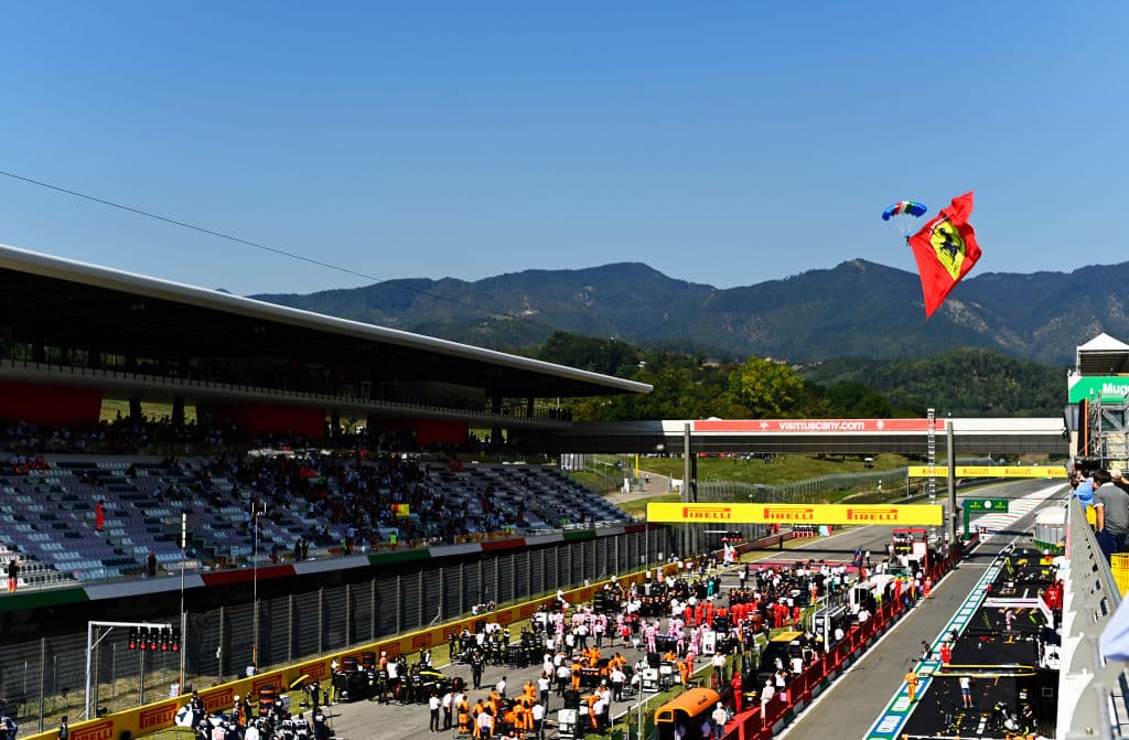 Lewis Hamilton se lleva el Gran Premio de la Toscana, sumando su sexta victoria de la temporada y la número 90 de su trayectoria. La carrera se vio accidentada por el Safety Car, provocando banderas rojas.