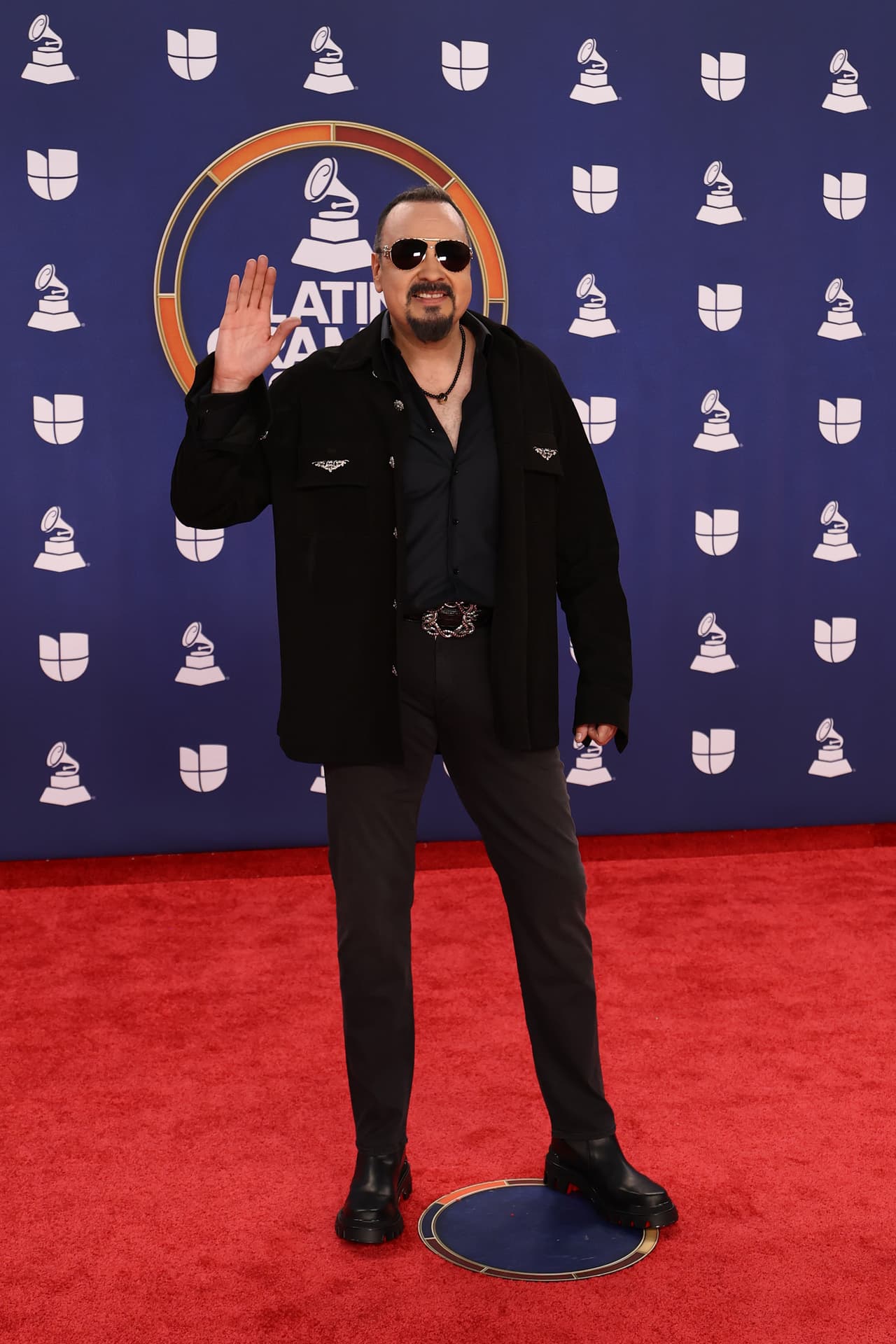 El cantante Pepe Aguilar saludando a todos a su llegada.