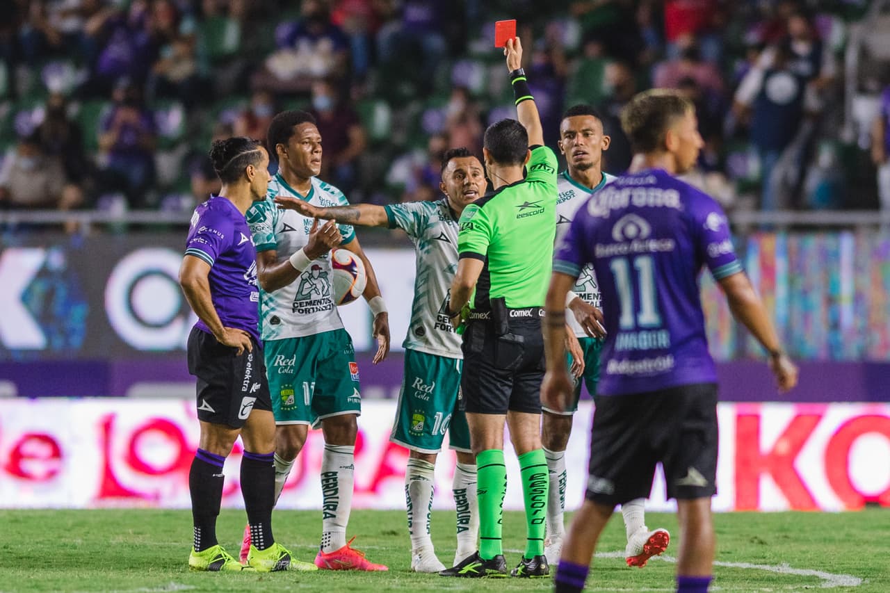 Ya en la agonía del partido, Luis Montes vio la tarjeta roja cuando agredió a un elemento de Mazatlán y dejaría a la Fiera con 10 hombres en los últimos 10 minutos.
