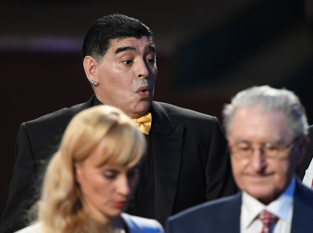 Diego Maradona vivió entre escándalos y su apetito de cambiar parejas hizo que su matrimonio con Claudia Villafañe, madre de sus hijas Dalma y Gianinna, no durara "hasta que la muerte los separe".