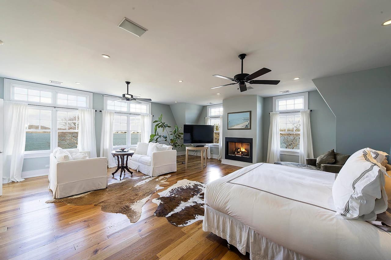 La habitación principal cuenta con su propia zona de estar y
<b>una chimenea. </b>
<br>