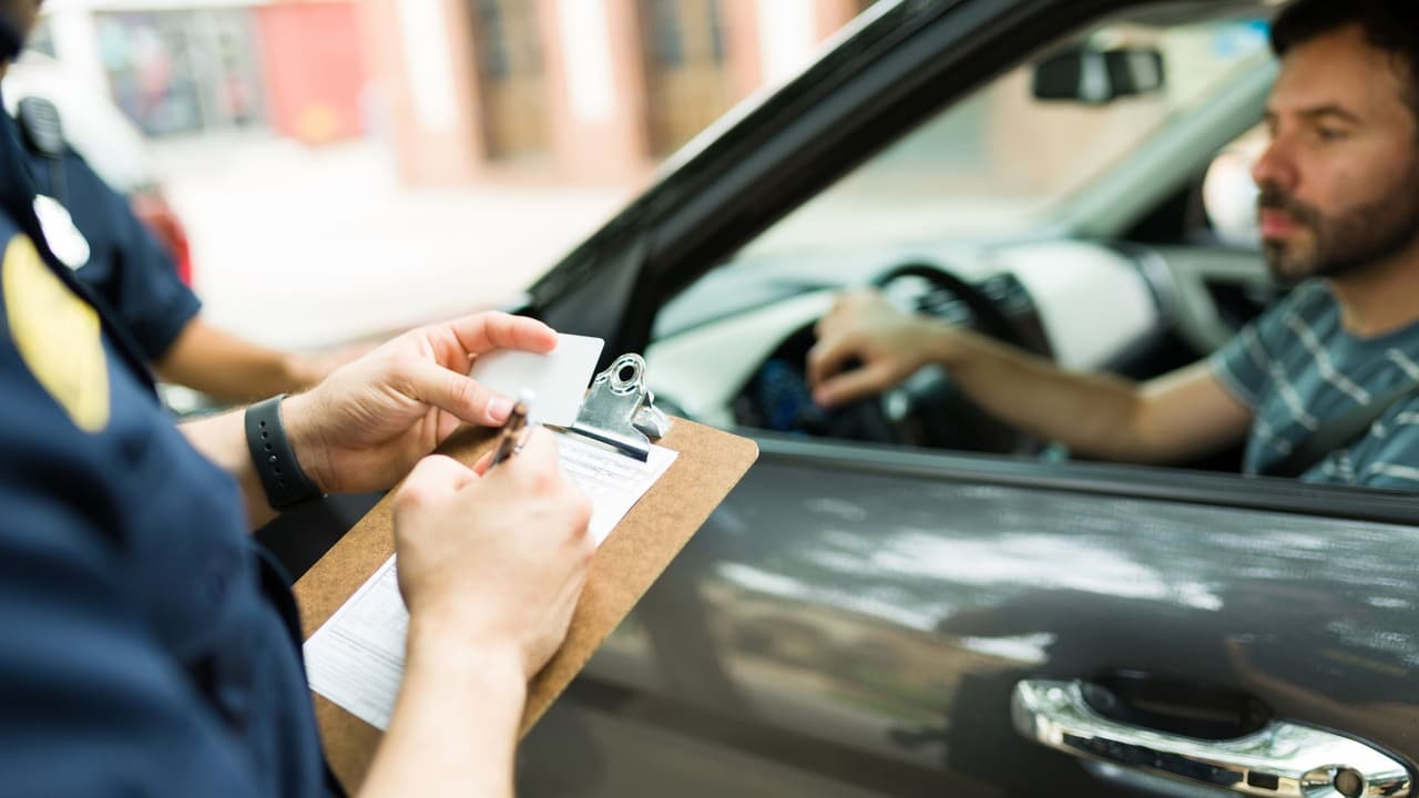 En Texas, una multa de tráfico puede parecer
<b>un problema pequeño. </b>
<br>
<br>Un papel que se guarda en la guantera, una cita que se deja para después, un pago que se piensa resolver cuando llegue el próximo cheque.
<b> </b>
<br>Pero algunas faltas al manejar
<b>no se quedan en una multa. </b>
<br>
<b>Pueden afectar la licencia, encarecer el seguro, complicar el registro del vehículo</b>
<b>o llevar a una persona a la corte. </b>
<br>
<br>
<b>Para inmigrantes o personas con trámites migratorios pendientes,</b> el riesgo puede ser mayor si la situación termina en arresto, cargos criminales o una orden pendiente.