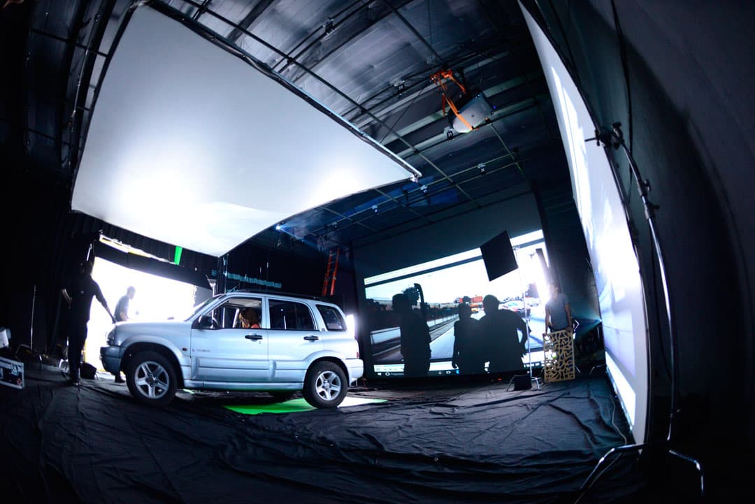 Para grabar algunos momentos de la serie se utilizaron trucos, como cuando viajaba en algún carro o camioneta. El vehículo estaba estático y había una pantalla detrás y a los lados que simulaba la calle o la carretera.