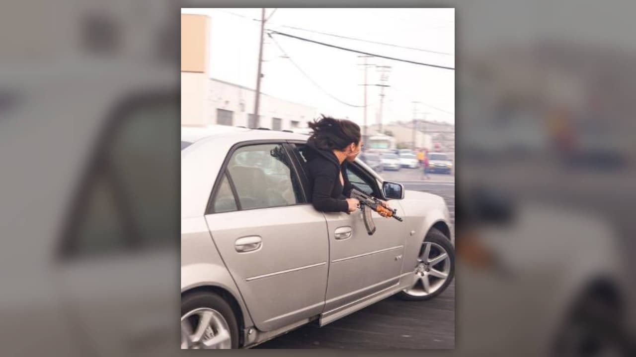 Mujer saca un rifle AK-47 por la ventana de su auto durante una carrera ilegal en San Francisco