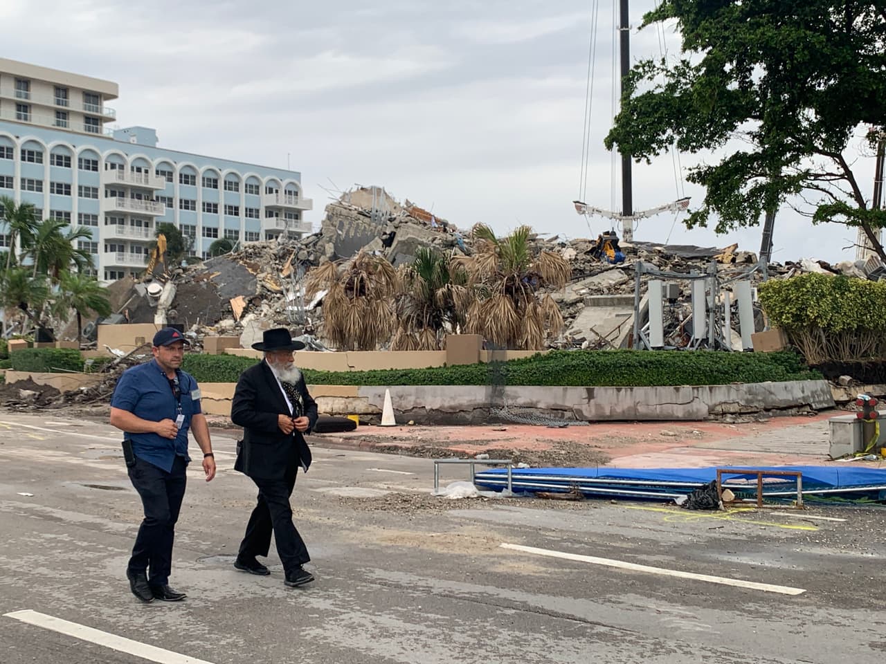 A pesar de la apertura de la zona para los medios de comunicación, los miembros de la 
<a href="https://www.univision.com/temas/prensa">prensa</a> solo tuvieron acceso al área que se demolió hace un par de días por considerarse peligrosamente inestable. Allí se pudo observar 
<b>pedazos de hormigón de hasta unos 30 pies de altura</b> junto a otros escombros que formaban una capa amplia que estaba siendo tratada de desalojar por un par de retroexcavadoras. 
<br>