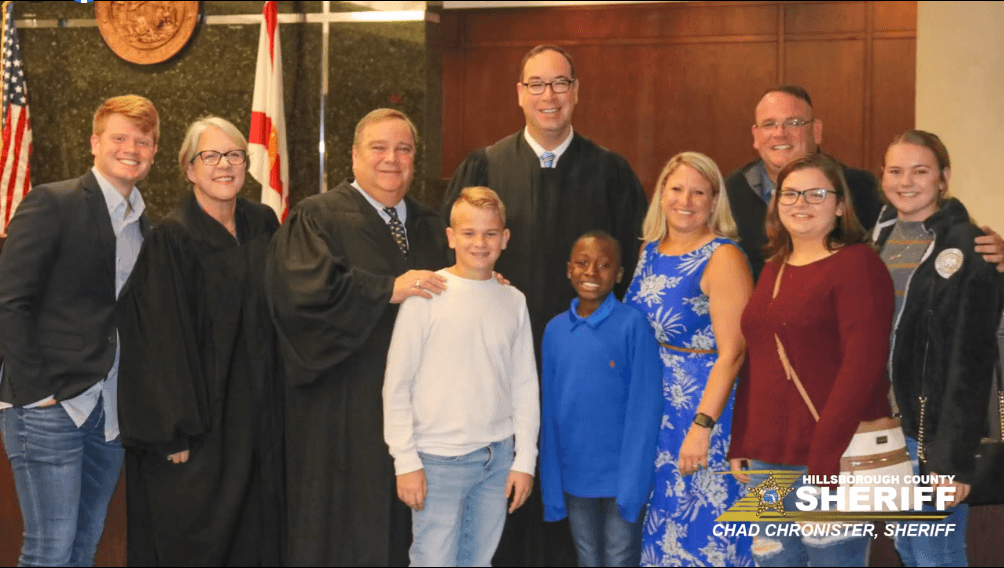 Ronnie Oneil, al centro en azul, junto a los Blair, su familia adoptiva.