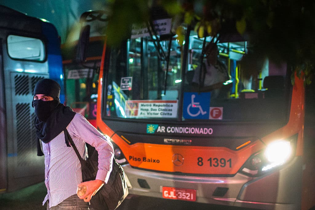 Con los rostros cubiertos, los manifestantes arremetieron contra bienes urbanos con piedras y palos