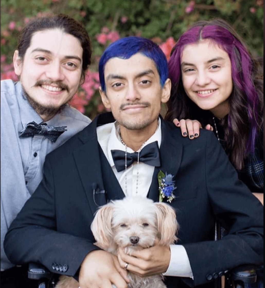 Así mismo, en honor a ella, Johnny no sólo llevó las flores de la solapa de color azul, también se pintó el cabello de ese color.