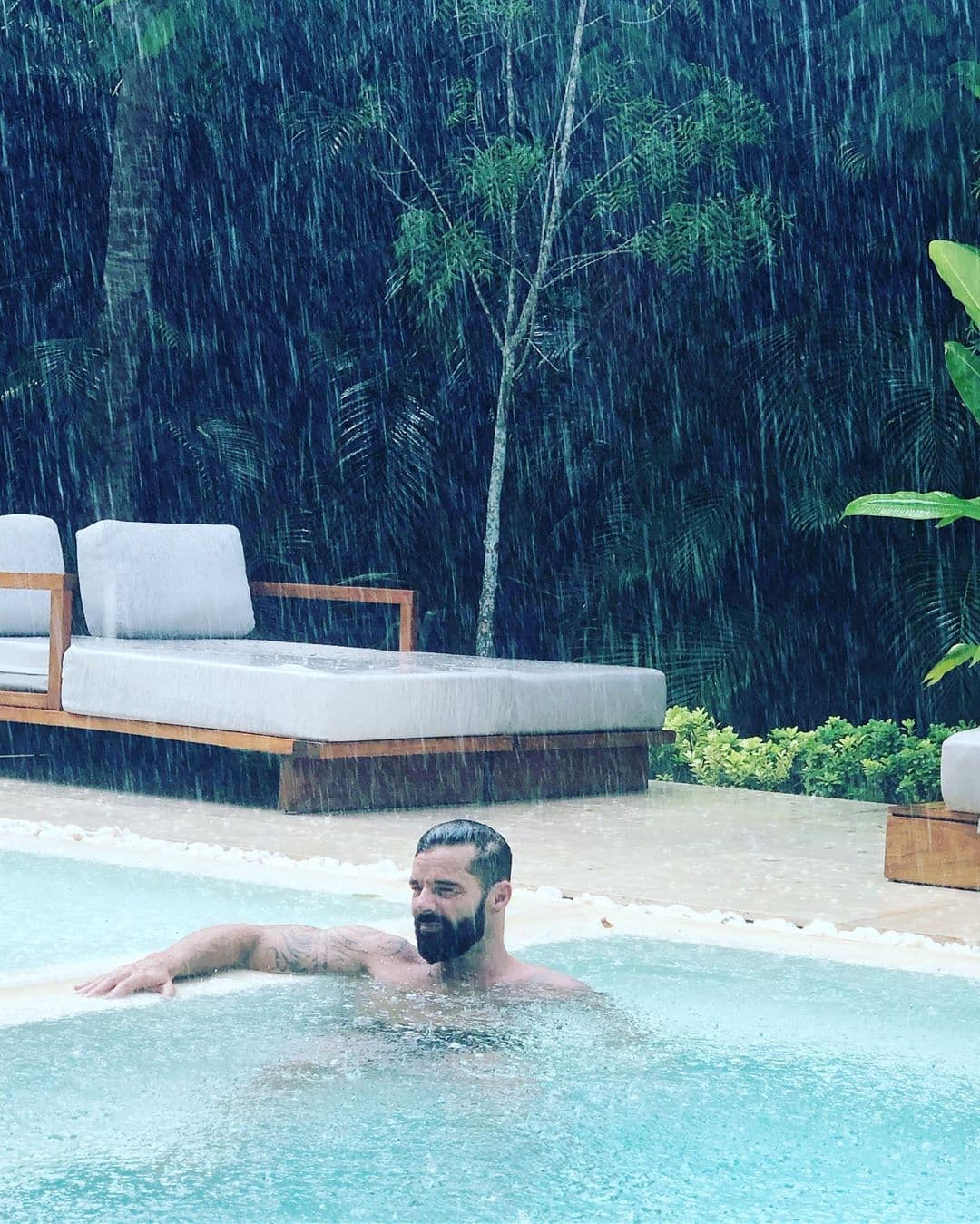 Así amaneció este domingo 
<b><a href="https://www.univision.com/shows/el-gordo-y-la-flaca/ricky-martin-y-miguel-bose-participaran-en-la-xvii-cumbre-mundial-de-premios-nobel-de-la-paz-en-mexico-video">el artista puertorriqueño Ricky Martin</a></b>, luego de haber vivido una de las noches más increíbles de su vida, durante la clausura de la XVII Cumbre Mundial de Laureados con el Nobel de la paz, en Yucatán, México.