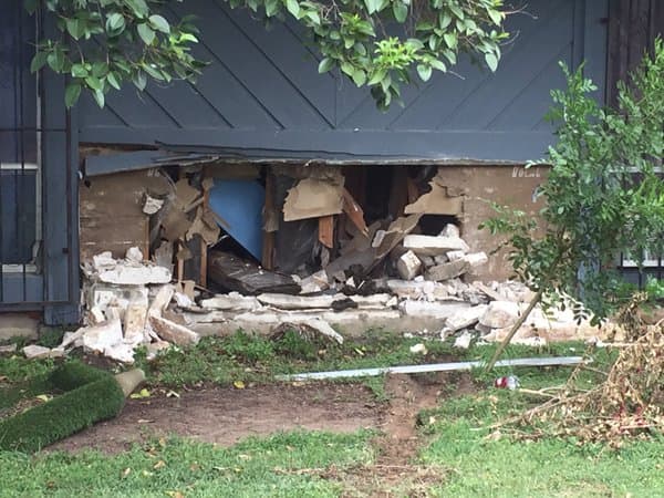 SUV se impacta contra la fachada de una casa al sur de Austin 