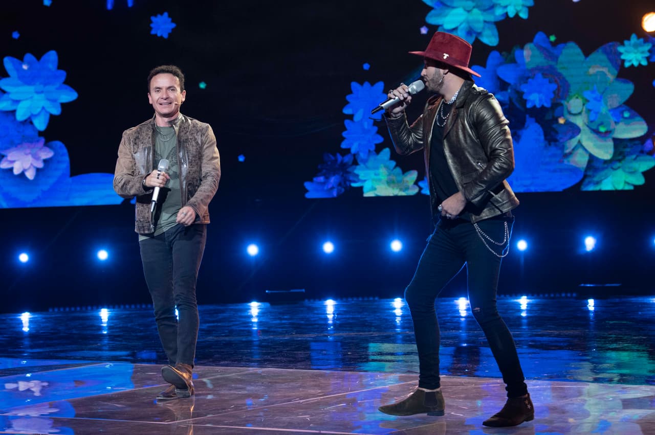 El aspirante misterioso se fue no sin antes mostrar su talento y sorprendió al tratarse de un joven colombiano, Pepo Martínez, quien interpretó el tema 'Te Mando Flores', de Fonseca. Como era de esperarse, el juez bajó al escenario a cantar junto al participante.