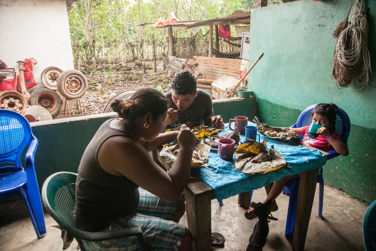 Por el momento, Alma y Hugo, los padres, solo cuentan con la ayuda de su familia y profesoras para que, con cariño y paciencia, Adayanci vuelva a ser la de antes. Ellos tratan de hacerla sentir cómoda preparándole la comida que más le gusta como los tamales.