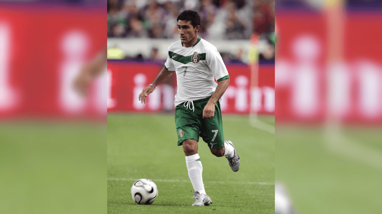 <b>Seleccionado Nacional</b>
<br>- Por si fuera poco, el nivel de Antonio Naelson lo llevó al tricolor.
<br>- De la mano de Antonio La Volpe, fue convocado y disputó la Copa del Mundo en Alemania 2006.
<b>Jugó ante los grandes</b>
<br>- Antonio Naelson disputó partidos ante grandes jugadores debido a su praticipación con el Tri.
<br>- Aquí lo vemos disputando el esférico ante Ronaldinho.
<br>- Posteriormente, fueron compañeros en el 2015 jugando para los Gallos Blancos de Querétaro.
<br>
