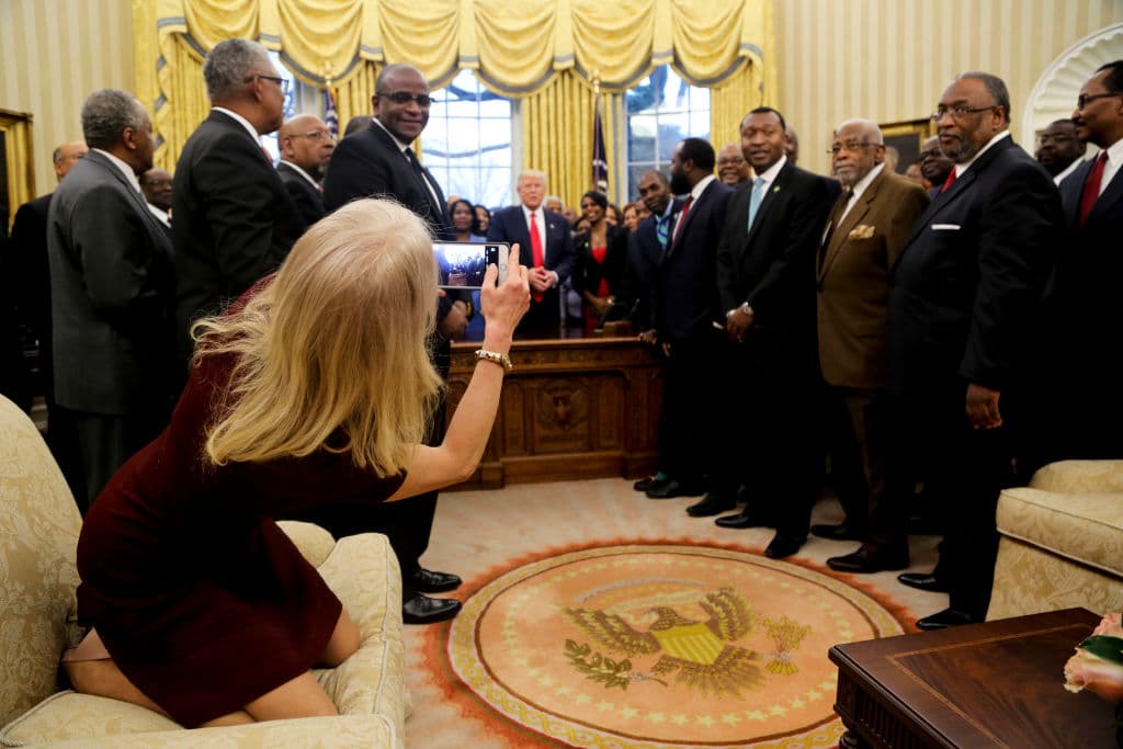 Una foto de Kellyanne Conway en un sofá en el despacho Oval desata críticas en redes sociales