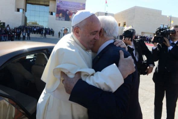 El presidente palestino y Francisco se abrazan en su encuentro en Cisjordania.
