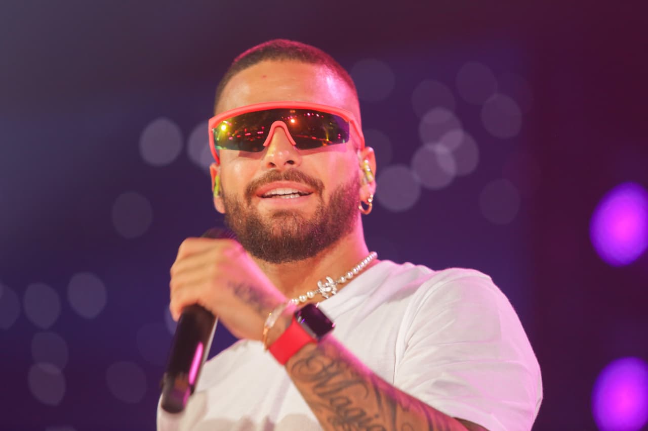 Así como los aretes. Alejandro compartió que a Maluma le gustan mucho los diamantes: "Es una nueva tendencia que está usando".