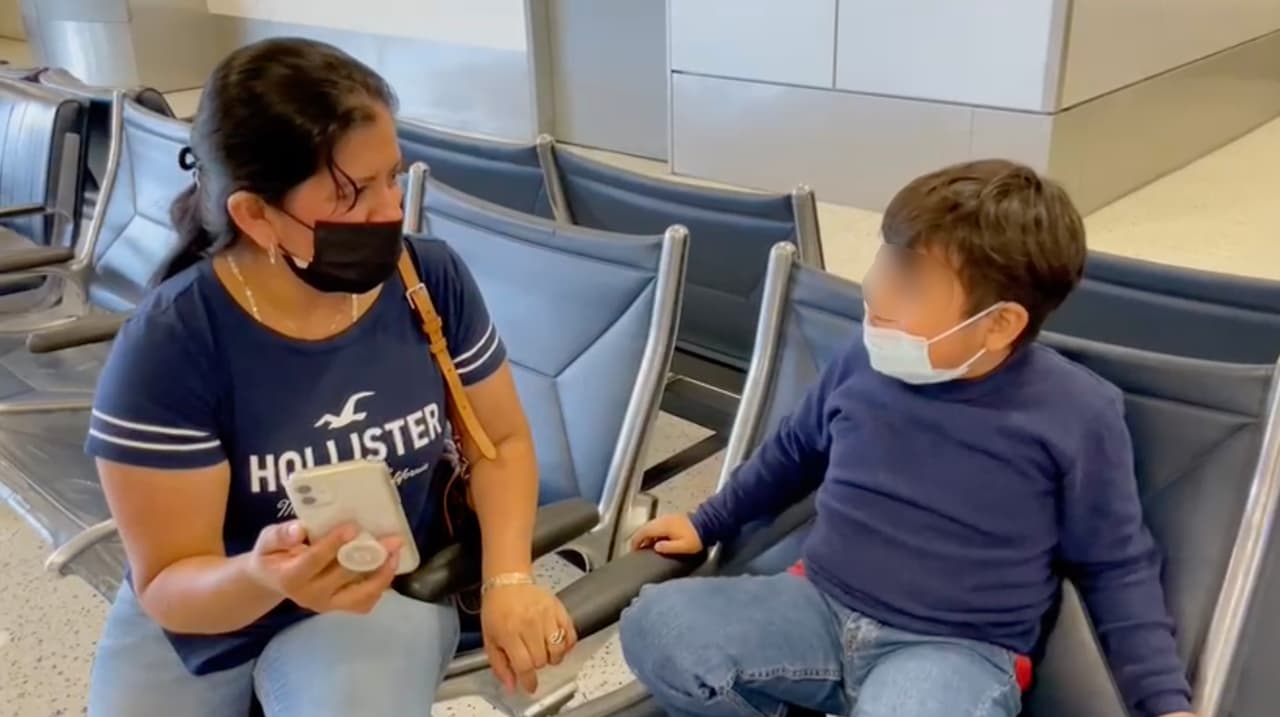 “Me andaban contando que me iban a deportar, que me iban a tirar a mi país, cuando yo le fui orando a Dios ahí fue donde se me fue el miedo”, indicó el menor.