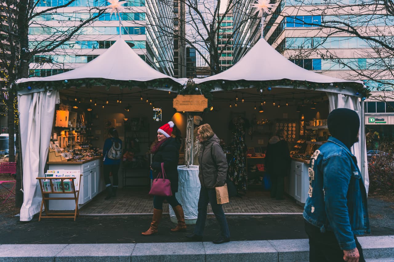 Las visitas entre semana son una excelente manera de experimentar Christmas Village en Filadelfia este año, y se implementan medidas de salud y seguridad actualizadas los siete días de la semana. La mejor manera de garantizar una experiencia divertida de vacaciones es planificar con anticipación y practicar el sentido común de 2020, como usar máscaras y desinfectar.