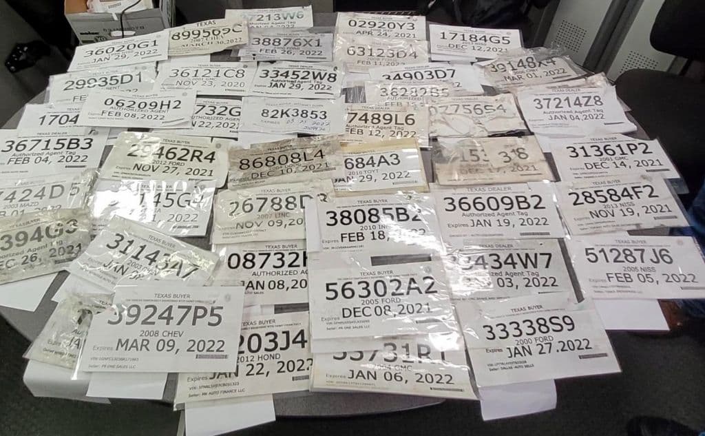 Placas de papel falsas: las usan para robar y en carreras ilegales, alerta la Policía de Dallas