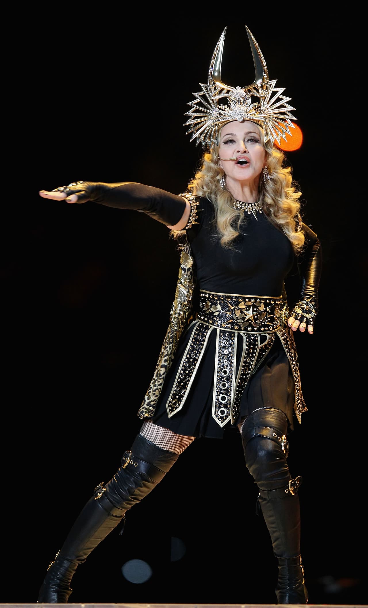 Cuando fue invitada al Súper Bowl en 2012, Madonna se subió a dar un show de medio tiempo en el que regaló un espectáculo impresionante con un vestuario inolvidable al estilo Cleopatra. Esta ocasión la vistió Givenchy Haute Couture de Riccardo Tisci. El accesorio fue una corona de brillantes, sus millones de fans la adoraron.