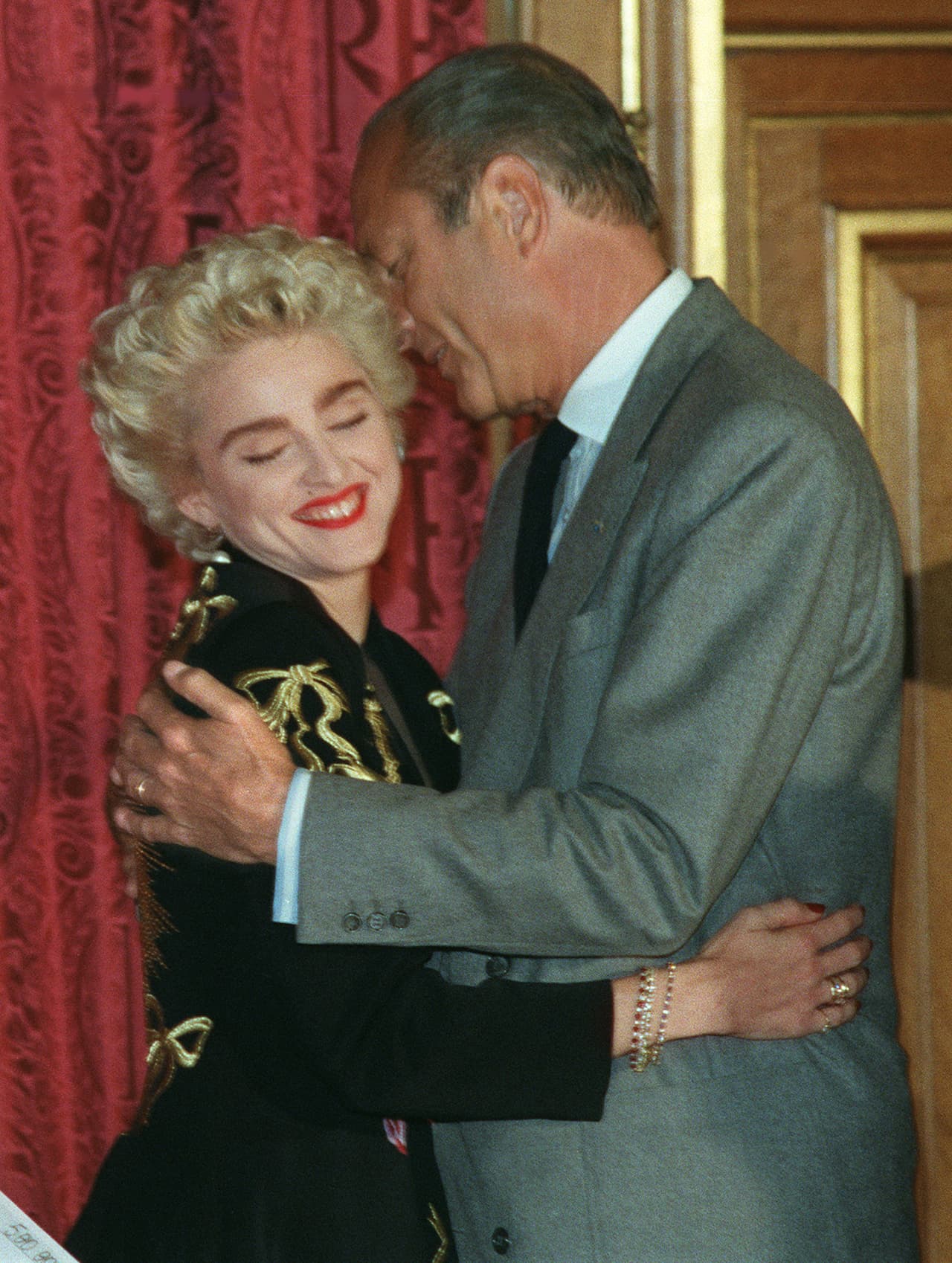 Madonna Louise Veronica Ciccone mejor conocida simplemente, como Madonna al inicio de su carrera presumía un estilo urbano con aires de grunge con un bob despeinado con raíces negras y puntas rubias, labios rojos, piel pálida, piezas confeccionadas en piel y denim. Así es como empezó a marcar tendencia.