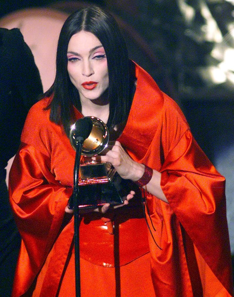 Uno de sus grandes cambios fue cuando por primera vez se mostró al público como morena, meses más tarde se inclinó por un carácter más `boyish´ y el pelo muy corto.