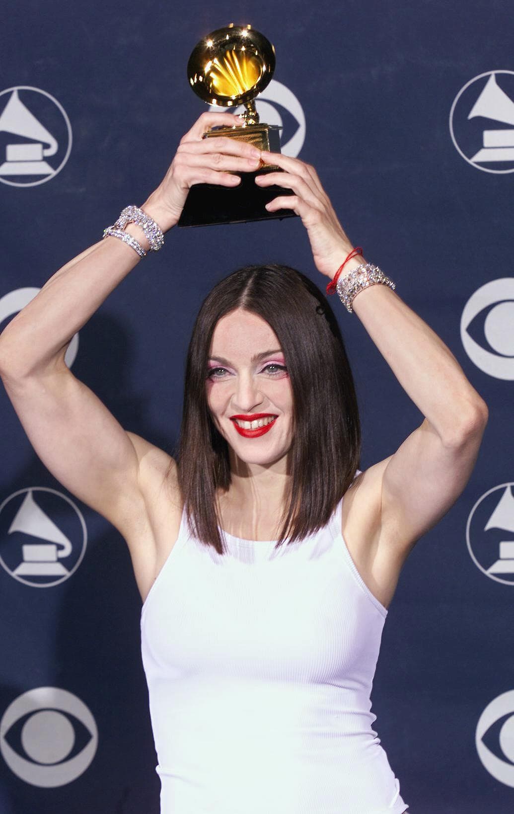 Al principio de su carrera era de las celebridades que llamaban la atención por sus looks llamativos y extravagantes. En 1999 Madonna decidió lucir vestuarios inspirados en la moda asiática y fue cuando la vimos con el cabello de negro, el cual muchos le criticaron al dejar el rubio que siempre la ha caracterizado.