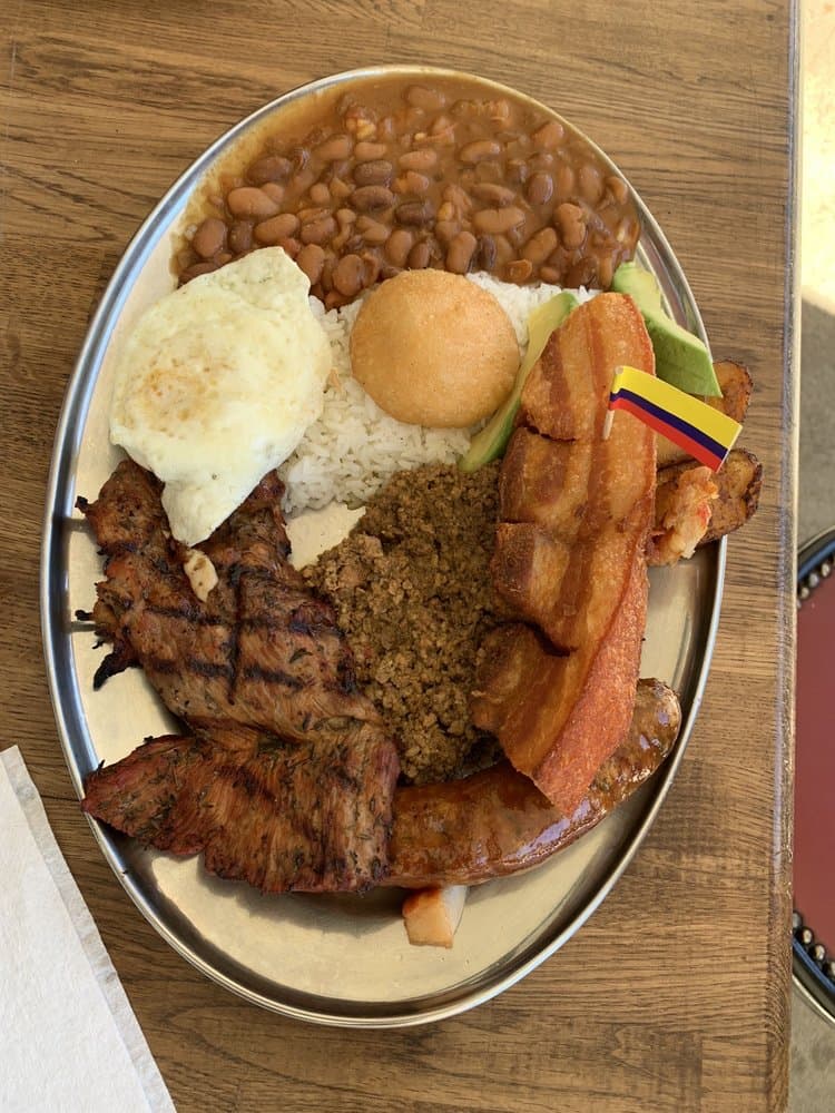 <b>The Arepa Bar </b>
<br>Dirección: 7909 Falls Of Neuse Rd Ste 105. Raleigh, NC. 27615
<br>Teléfono: (919) 977-9006 
<br>Sitio web: 
<a href="http://thearepabar.com">http://thearepabar.com</a> 
<br>
<b><a href="https://www.yelp.com/map/the-arepa-bar-raleigh">Cómo llegar</a></b>
<br>
<br>Una usuaria de Yelp indicó: “Excelente comida a precio normal, el servicio fue excelente, disfruté los diferentes sabores, lo suficiente como para ser diferente pero no como para ser extraño. El lugar se veía limpio y mantenido. El personal fue muy amable”.