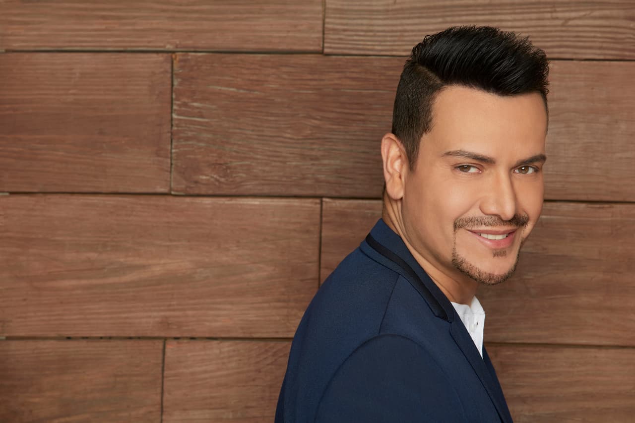 El salsero Víctor Manuelle acompañará a las mexicanas Alejandra Espinoza y Maite Perroni conduciendo el show. El boricua ha sido nominado en múltiples oportunidades a Premio Lo Nuestro. En 2013 se alzó como Artista de Salsa del Año.