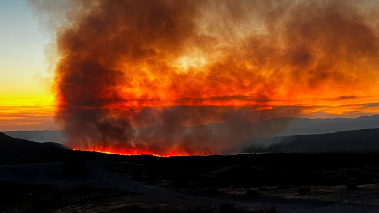 "Los residentes que viven en el área deben recoger sus pertenencias personales...
<b> Deben considerar reubicarse </b>voluntariamente en un refugio o con familiares", dijeron autoridades forestales.