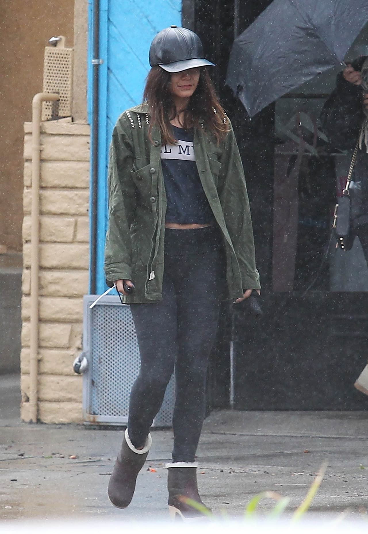 Vanessa Hudgens también elige combinar su chaqueta con unos leggins altos a la cintura y una 'tshirt' corta que deje asomar su abdomen. Este 'outfit' es perfecto para un domingo relajado.
