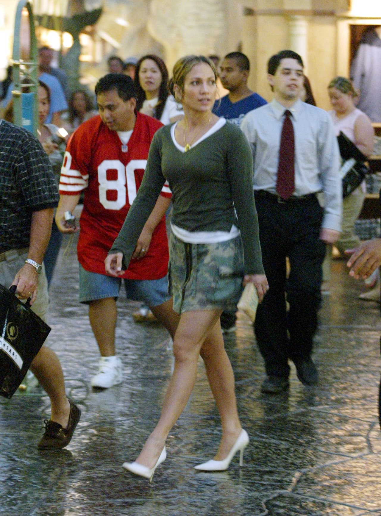 Los tacones son lo más femenino del mundo. Por eso Jennifer Lopez los usa para darle un giro al short que pareciera un poco más masculino. Por otro lado los suéteres el color militar son un 'must have' para el otono-invierno ya que combinan con todo y son muy lindos.