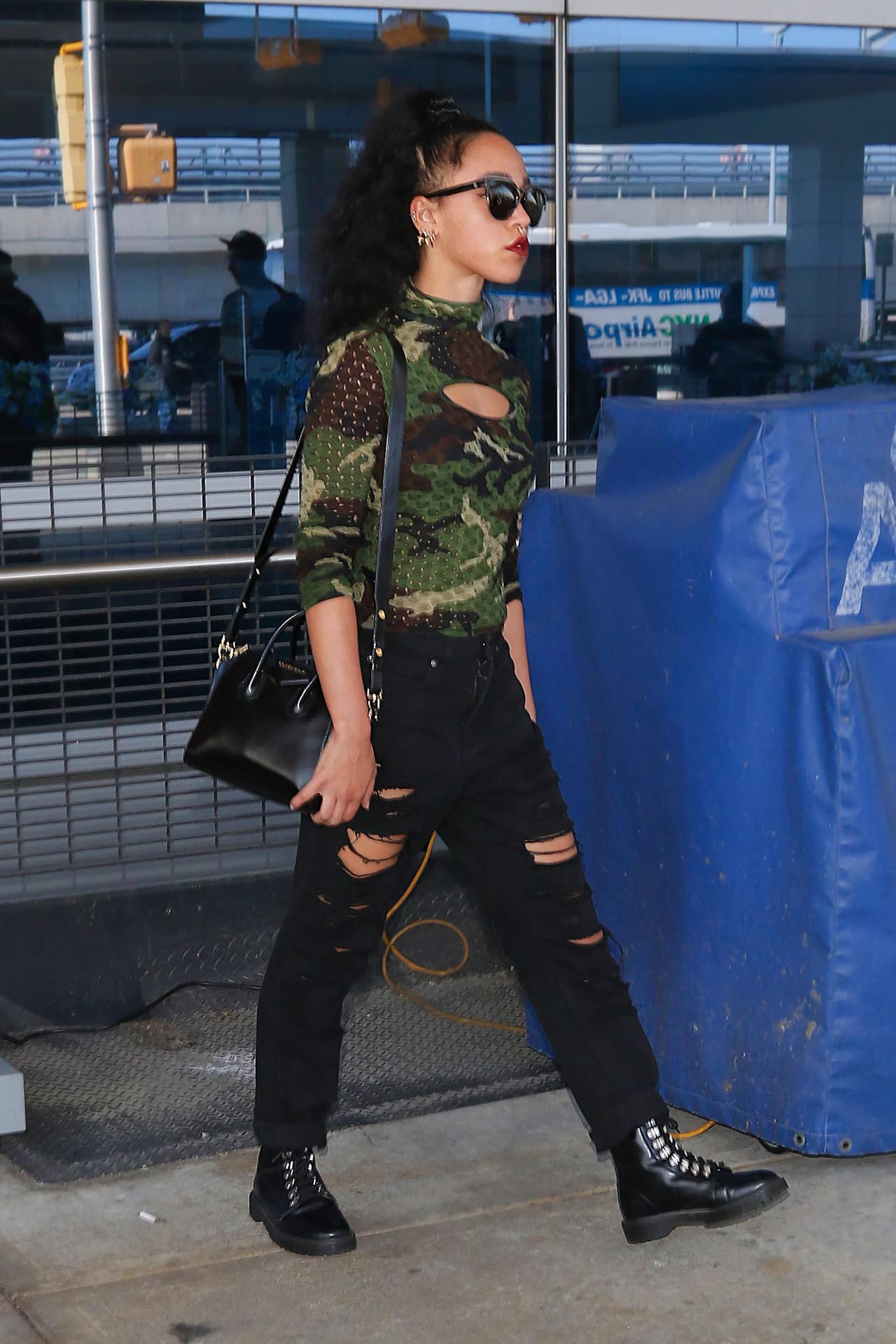 A veces este color pareciera ser muy masculino, pero la verdad es que va perfecto con la silueta femenina, sólo hay que saber como usarlo, FKA twiggs ajusta su chaqueta y estiliza su figura junto con unos jeans entallados a la cintura.