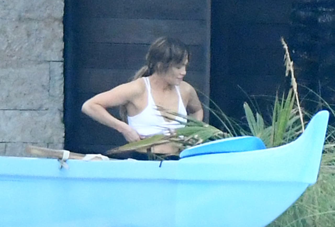 Jennifer Lopez muestra su abdomen mientras trabajaba por segundo día consecutivo mientras estaba de vacaciones con su nuevo novio Alex Rodríguez en Bakers Bay Golf & Ocean Club en las Bahamas.