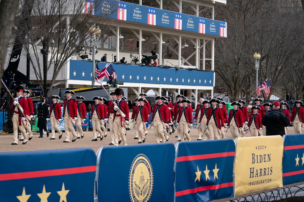 El ensayo del tradicional desfile militar, por primera vez vez solo para las cámaras de televisión. “Esta inauguración marca un nuevo capítulo para el pueblo estadounidense, uno de sanación, de unificación, de unión, de una América unida”, dijo Tony Allen, director ejecutivo de la Comisión Organizadora de la Toma de Posesión.
<br>