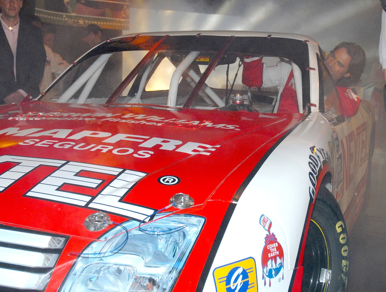 En 2009 se puso tras el volante para personificar a un piloto de carreras retirado en 'Un gancho al corazón', historia que protagonizó junto a Danna García.