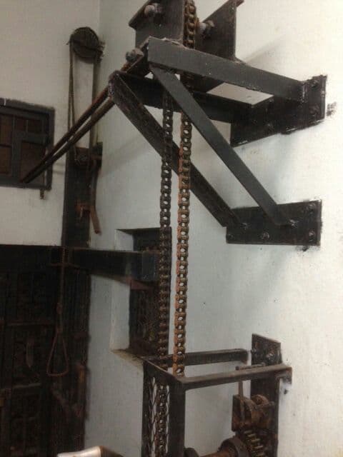 “Esta imagen corresponde al mecanismo que permite abrir y cerrar con seguridad las puertas por donde los animales entran o salen del exhibidor a su recinto interior o ‘casa de noche’. Favor de notar el óxido de las cadenas, cuya falta de mantenimiento puede ser causa de un fatal accidente”.