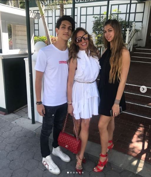 Nuestra Flaca se fue a almorzar con sus hijos Lorenzo y Lina esta semana de su cumpleaños al restaurante Smith & Wollensky Miami Steakhouse en Miami Beach, que es uno de sus preferidos.