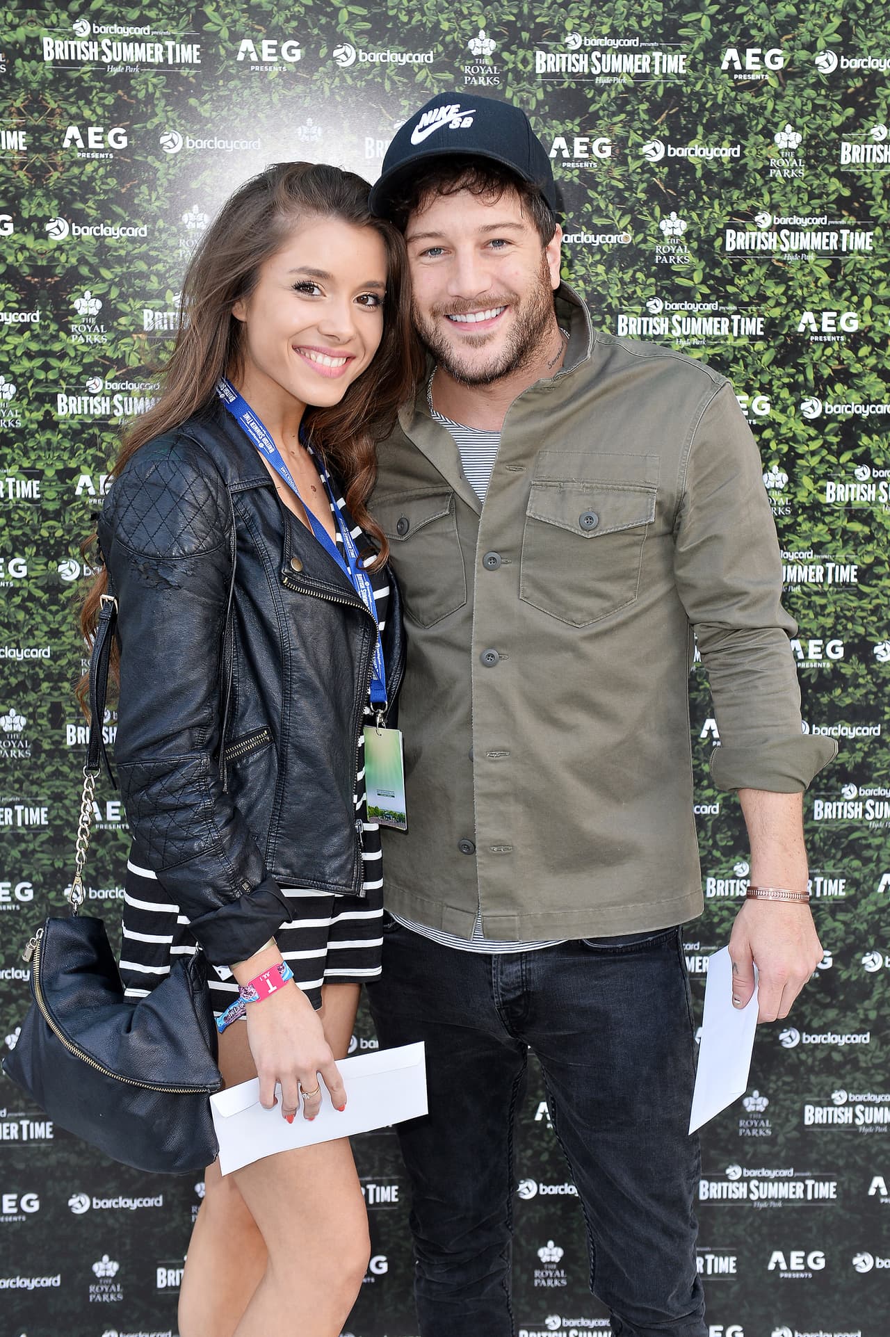 “El conoció a su novia (
<b>Amber Hernaman</b>, con ella en la foto) y sabía que 
<b>era inapropiado</b> seguir hablando con Meghan Markle por lo que dejó de contestarle. Se sentía como si pudiera haber una conexión, pero el momento era incorrecto. 
<b>Él ya no respondió</b> a su último mensaje ", contó la fuente.