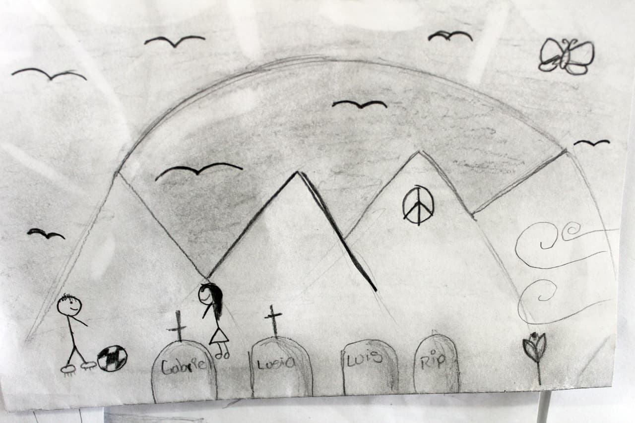 <b>Varios niños juegan al fútbol detrás de unas lápidas.</b> Para el CICR estas expresiones representan la problemática de una región de México, en donde las propias comunidades han tenido que desarrollar capacidades para afrontar las dificultades y el sufrimiento por vivir en un entorno violento.