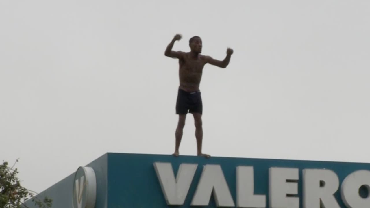 Movilizan al equipo SWAT a un negocio del suroeste de Houston  donde un hombre amenaza con suicidarse 