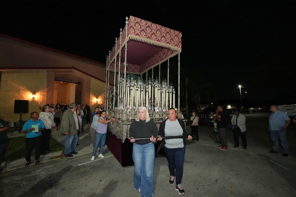 En esta carroza, miembros de la
<b> Iglesia católica Corpus Christi </b>en Miami llevarán durante la procesión de Viernes Santo la imagen de 
<b>la Virgen de la Esperanza Macarena</b>, procedente de 
<b>Sevilla, al sur de España</b>.