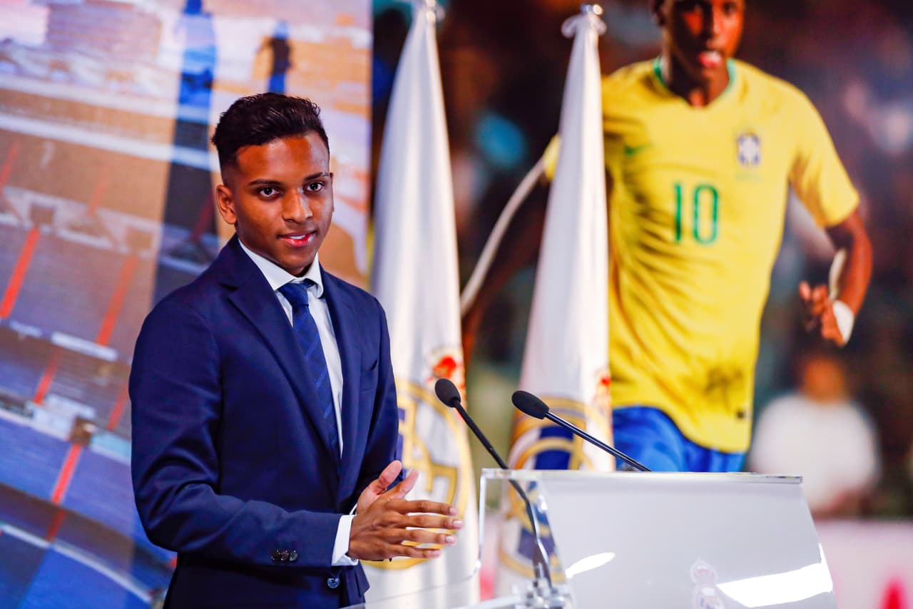 Este martes el brasileño Rodrygo, ex Santos F.C., firmó contrato hasta 2025 con el Real Madrid y posteriormente fue presentado de manera oficial junto al presidente Florentino Pérez. "Era mi sueño desde pequeño jugar acá [...] estoy a disposición del club, en el Castilla o el primer equipo", comentó el joven atacante.