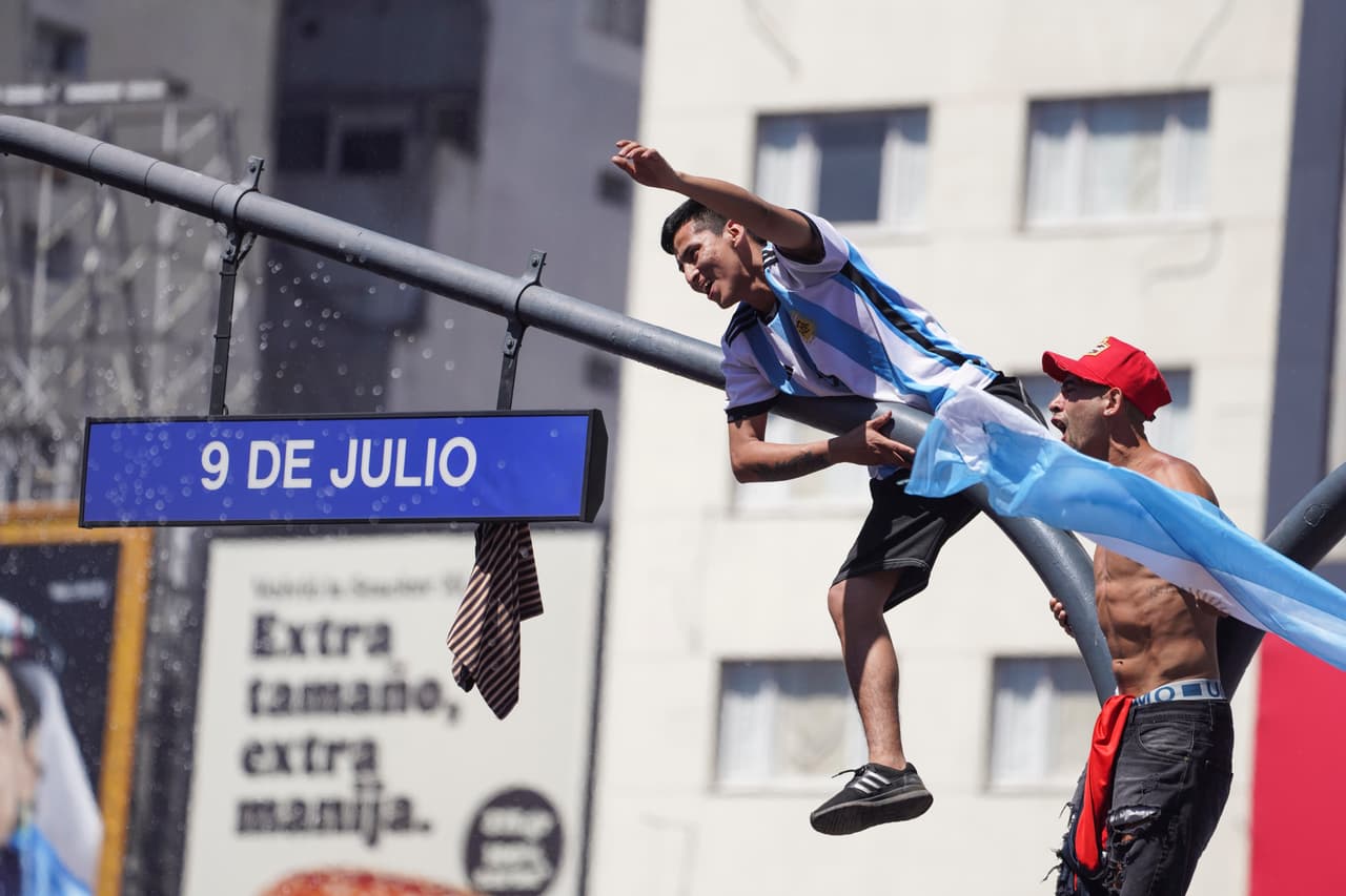 Hinchas de fútbol argentinos celebran la victoria de su equipo sobre Francia en la Copa del Mundo, en Buenos Aires, Argentina, el domingo 18 de diciembre de 2022.